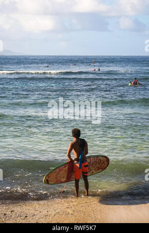 Surfer Guy stehend auf Strand, Wellen - Wolke 9, Siargao - Philippinen Stockfoto