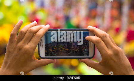 Die Smartphone Foto mit den Händen an Dinagyang Festival, Iloilo - Philippinen Stockfoto