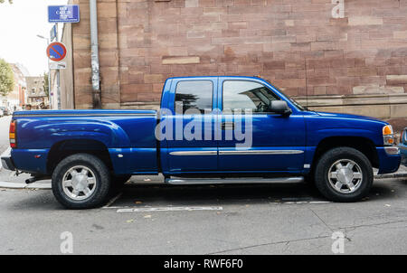 Paris, Frankreich, 12.September 2017: Seitenansicht des riesigen blauen GMC Pick-up auf der Rue Calvin Straße in Straßburg geparkt Stockfoto