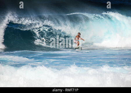 Big Wave Surfer Reiten auf Wolke 9 - Siargao, Philippinen Stockfoto