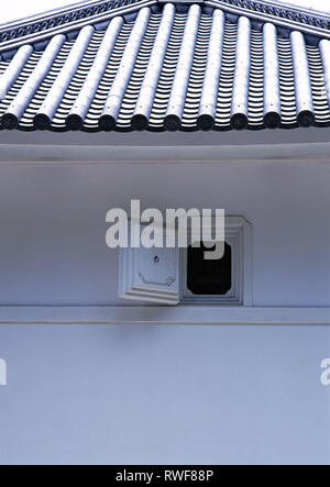 Eine kleine japanische Fenster mit blauen Ziegeldach Stockfoto