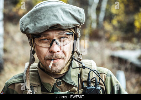 Nahaufnahme Porträt einer norwegischen Streitkräfte speziellen Befehl FSK Soldat rauchen Zigarette. Stockfoto