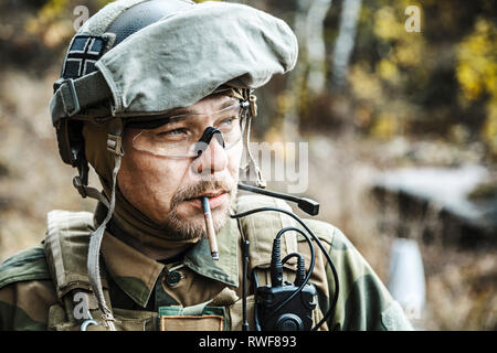 Nahaufnahme Porträt einer norwegischen Streitkräfte speziellen Befehl FSK Soldat rauchen Zigarette. Stockfoto