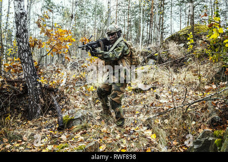 Norwegische schnelle Reaktion Special Forces FSK Soldaten patrouillieren in den Wald. Stockfoto