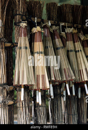 Ein paar Japanische wooden Schirme hängen für Verkauf Hintergrund Stockfoto