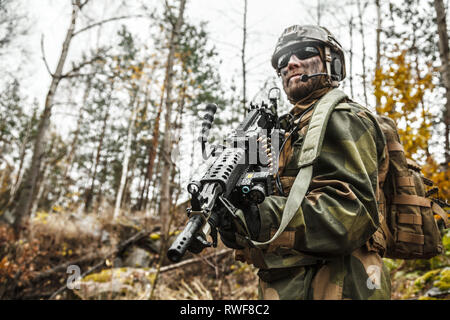 Norwegische schnelle Reaktion Special Forces FSK Soldaten patrouillieren in den Wald. Stockfoto