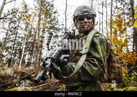 Norwegische schnelle Reaktion Special Forces FSK Soldaten patrouillieren in den Wald. Stockfoto