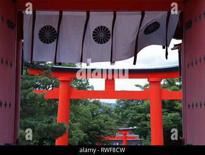 Japanischer schrein Eingangstor mit roter und schwarzer Farbe Hintergrund Stockfoto