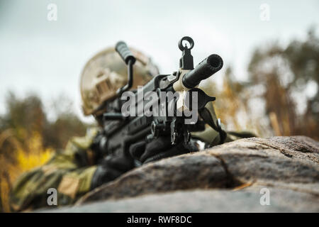 Norwegische schnelle Reaktion Special Forces FSK Soldaten Feuern im Wald. Stockfoto