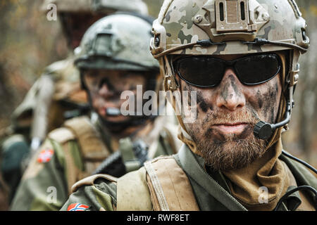 Nahaufnahme Porträt der norwegischen Streitkräfte speziellen Befehl FSK männliche und weibliche Soldaten. Stockfoto