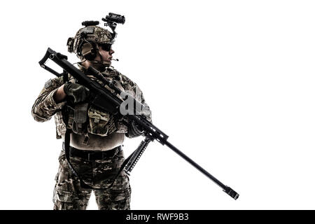 Studio geschossen von einer Armee Ranger im Feld Uniform mit Scharfschützengewehr. Stockfoto