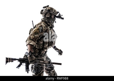 Studio geschossen von einer Armee Ranger im Feld Uniform mit Waffe. Stockfoto