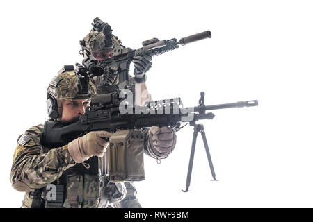 Zwei Army Rangers im Feld Uniformen mit Waffen, Studio gedreht. Stockfoto