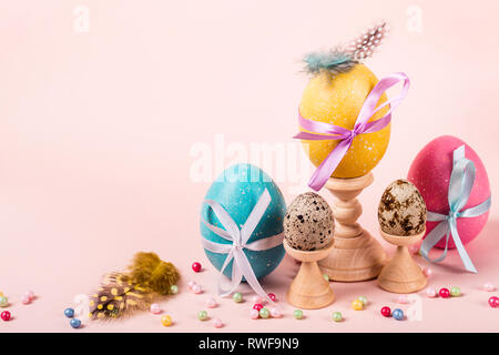 Ostern Zusammensetzung mit verzierten Eiern, Federn und Perlen. Stockfoto
