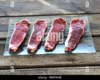 Frische rohe Prime Black Angus Rindfleisch Steaks auf Holzbrett: Filet, Denver Cut, Roastbeef, Rib-Eye Stockfoto