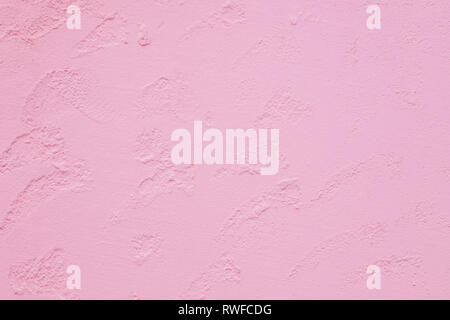 Textur der verputzten Wand. Texturierte rosa Farbe handgefertigte Oberfläche für den Hintergrund. Farbe des Jahres 2019 - lebende Koralle. Wand Textur in Rosa Stockfoto