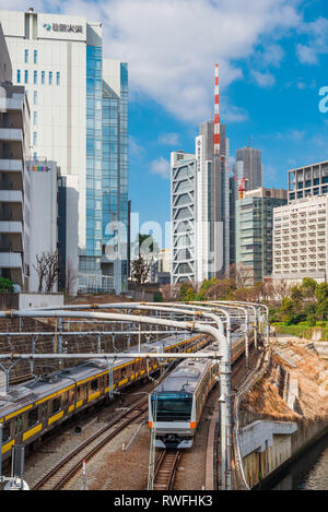 Zug Kreuzung in der Nähe von Ochanomizu Bahnhof und Fluss Kanda in Tokio Stockfoto