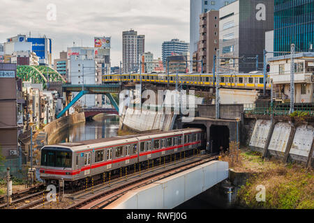 Zug Kreuzung in der Nähe von Ochanomizu Bahnhof und Fluss Kanda in Tokio, mit MARUNOUCHI U-Bahnlinie und Chou Bahn Linie, die gleichzeitig Stockfoto