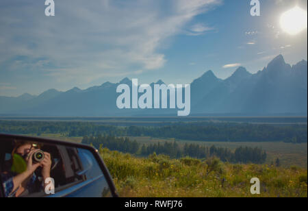 Blick aus dem Fenster in den Teton Mountains in Wyoming, USA. Stockfoto