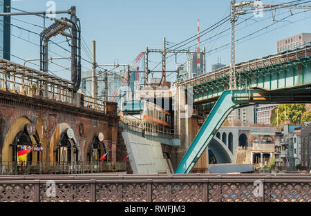 Zug Kreuzung in der Nähe von Ochanomizu Bahnhof und Fluss Kanda in Tokio Stockfoto