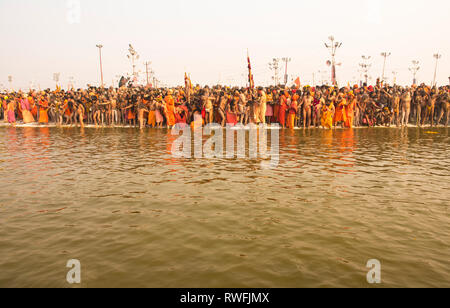 Allahabad/Indien vom 3. Februar 2019 Hindu heilige Männer und Pilger nimmt ein Bad in der shahi Snan (Grand Badewanne) Kumbh mela in Allahabad Uttar Pradesh Stockfoto