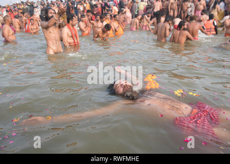 Allahabad/Indien vom 3. Februar 2019 Hindu heilige Männer und Pilger nimmt ein Bad in der shahi Snan (Grand Badewanne) Kumbh mela in Allahabad Uttar Pradesh Stockfoto