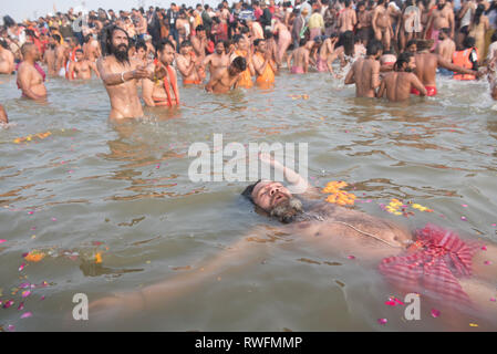 Allahabad/Indien vom 3. Februar 2019 Hindu heilige Männer und Pilger nimmt ein Bad in der shahi Snan (Grand Badewanne) Kumbh mela in Allahabad Uttar Pradesh Stockfoto
