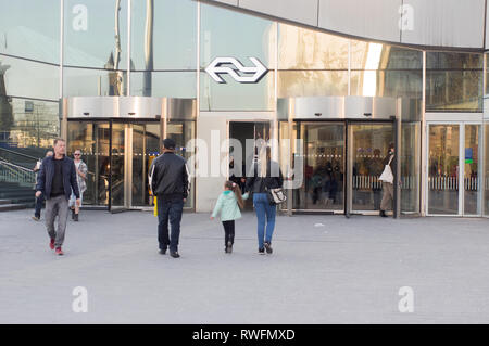 Arnhem, Niederlande - 26. Februar 2019: Leute, die in der zentralen Bahnhof von Arnheim Stockfoto