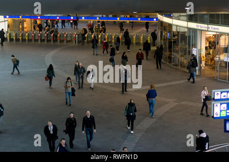 Arnhem, Niederlande - 26. Februar 2019: Die Halle von Arnheim Hauptbahnhof mit Menschen Stockfoto