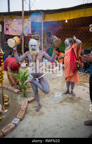 Allahabad/Indien vom 14. Januar 2019 indische Naga sadhu heiliger Mann shivraj Giri durchführen Yoga bei Prayagraj Kumbh Mela in Allahabad Uttar Pradesh Indien Stockfoto