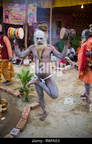 Allahabad/Indien vom 14. Januar 2019 indische heilige Priester sadhu Musikinstrument spielen Hand Drum damroo während Prayagraj Kumbh Mela in Allahabad bis Stockfoto