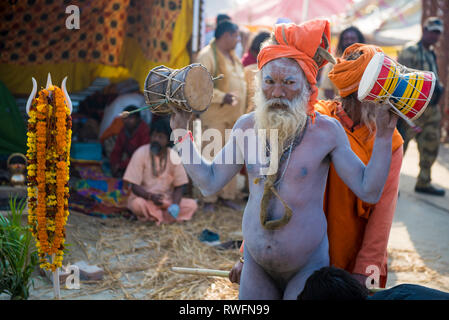 Allahabad/Indien vom 14. Januar 2019 indische heilige Priester sadhu Musikinstrument spielen Hand Drum damroo während Prayagraj Kumbh Mela in Allahabad bis Stockfoto