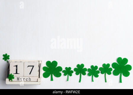 Baustein Kalender für St Patrick's Day, 17. März mit grünem Kleeblatt, grünes Wasser und Papier tag auf weißem Holz- Hintergrund Stockfoto