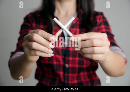 Weltnichtrauchertag, dem 31. Mai. Rauchen aufhören. Nahaufnahme, Frau, Hand, die durchgestrichene Zigaretten. Stockfoto