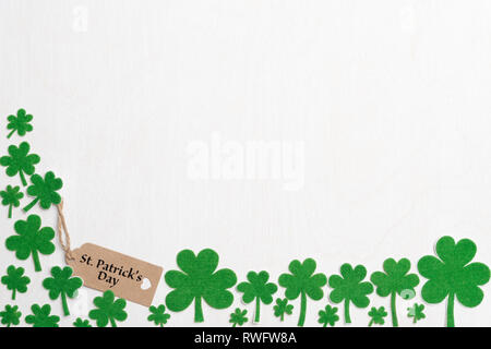 St. Patrick's Day, 17. März mit grünem Kleeblatt, grünes Wasser und Papier tag auf weißem Holz- Hintergrund Stockfoto