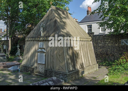 LONDON, Großbritannien - 20 September 2015: Zelt geformte Grab des berühmten viktorianischen Entdecker Sir Richard Burton auf dem Kirchhof von St. Maria Magdalena Roman Ca Stockfoto