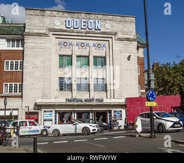 RICHMOND-upon-Thames, Großbritannien - 20 September 2015: Verkehr und Fußgänger der viel befahrenen Kreuzung Pass vor dem historischen Richmond Kino Odeon mit seinen Stockfoto