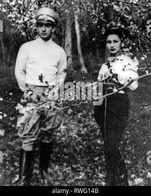 Mohammad Reza Pahlavi, 26.10.1919 - 27.7.1980, Shah von Iran 17.9.1941 - 31.3.1979, halbe Länge, mit der ersten Frau Fawzia Fuad, 1939, Additional-Rights - Clearance-Info - Not-Available Stockfoto