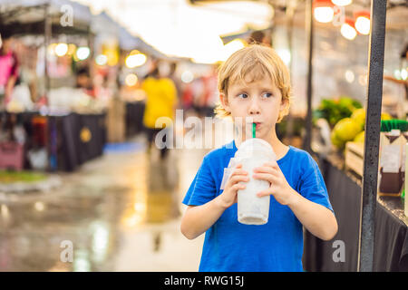 Junge Touristen auf der Walking Street asiatische Lebensmittel Markt Stockfoto