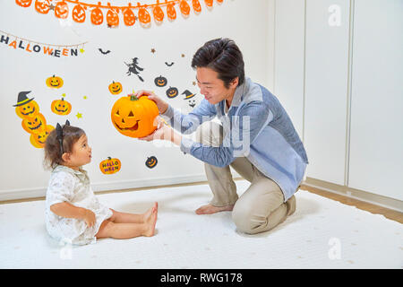 Japanisches Kind und Vater, immer bereit für Halloween Stockfoto