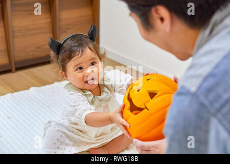Japanisches Kind und Vater, immer bereit für Halloween Stockfoto