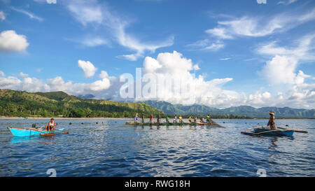 Angeln auf dem Meer von schwimmenden Bamboo Raft, lambaklad Fischer - Tibiao, Antike - Philippinen Stockfoto