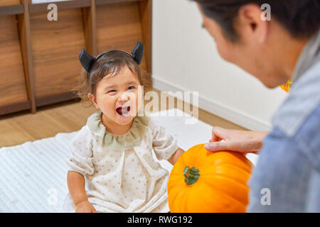 Japanisches Kind und Vater, immer bereit für Halloween Stockfoto