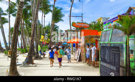 Touristen und kündigt die Wirtschaft auf der Insel Boracay Beach, Panay - Philippinen Stockfoto