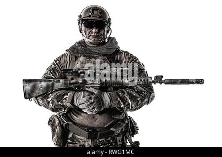 Brustbild der muskulösen Soldat in Uniform mit Scharfschützengewehr. Stockfoto