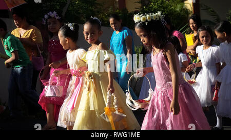 Lächelnde Mädchen in schönen Kleidern während Christus König Prozession - Miagao, Iloilo - Philippinen Stockfoto