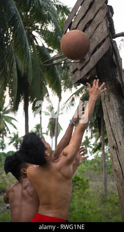 Teen Boys Basketball spielen mit hausgemachten Holz- Hoop und Gericht im Dschungel - Moalboal, Philippinen Stockfoto