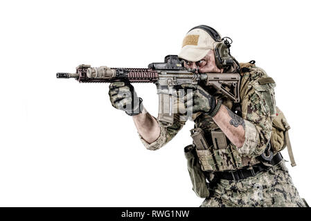Studio shot Portrait von Special Forces Soldat in Uniform mit Waffe. Stockfoto