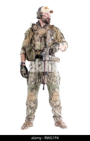 Volle Länge Portrait von Special Forces Soldat in Uniform mit Waffe. Stockfoto