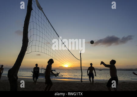 Volleyball Spiel und Spieler auf General Luna Strand bei Sonnenuntergang - Siargao, Philippinen Stockfoto